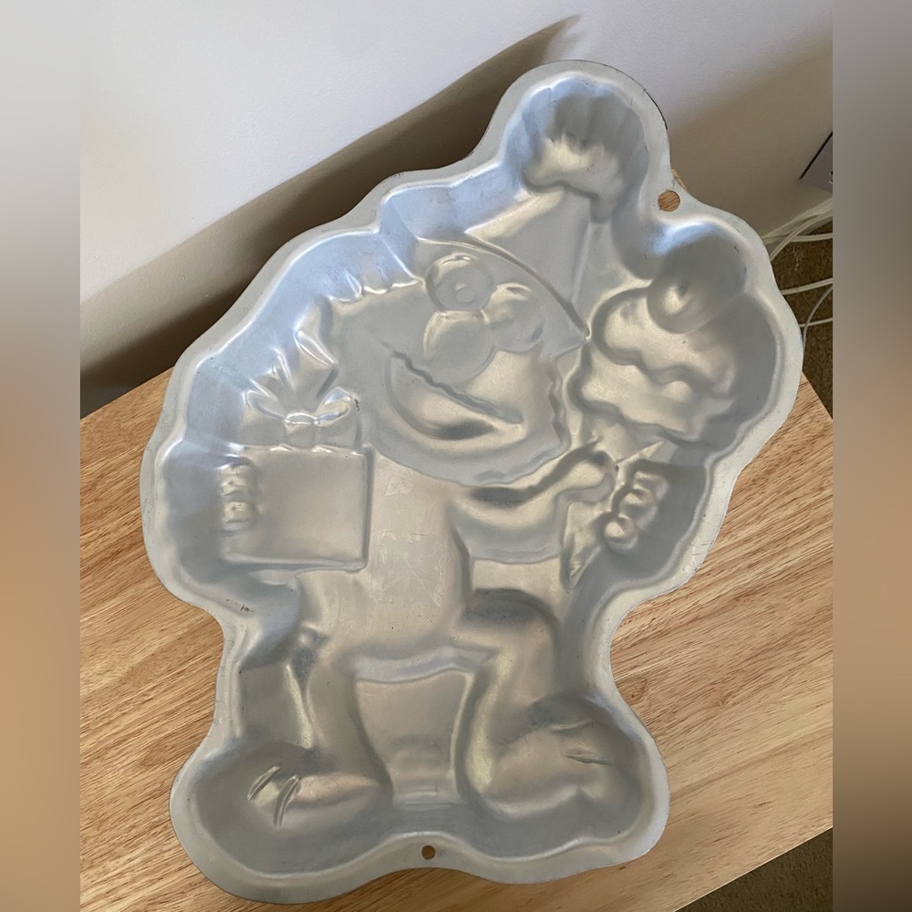 Vintage 1996 Elmo Wilton Silver Aluminum Cake Pan